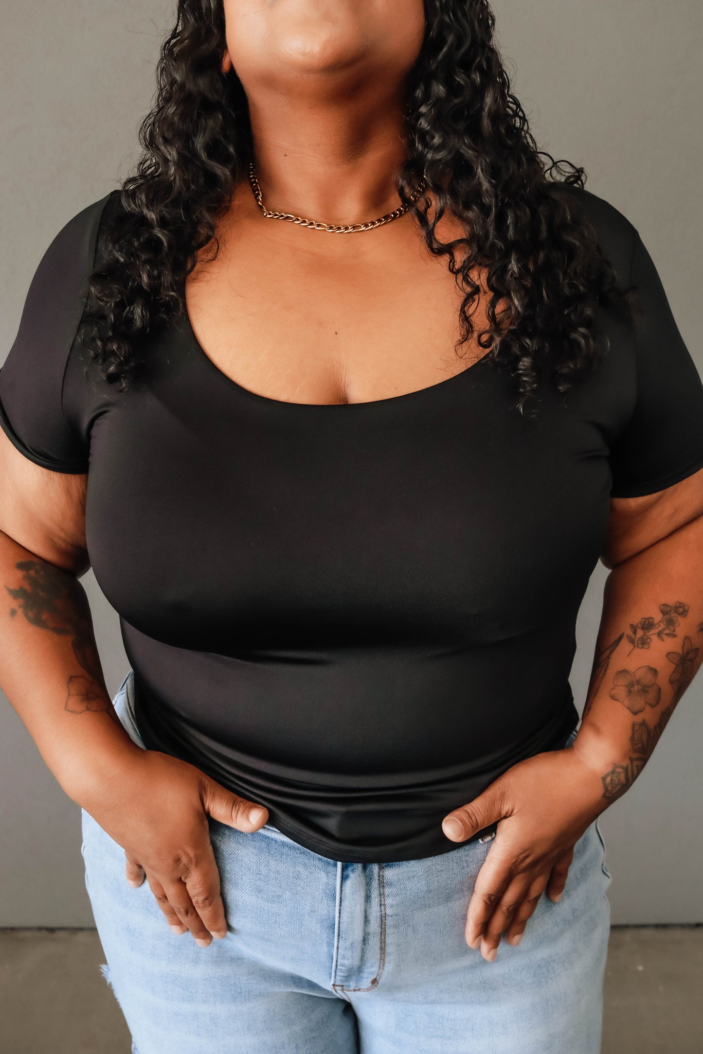 Amy Essential Fitted Curvy Top- Black