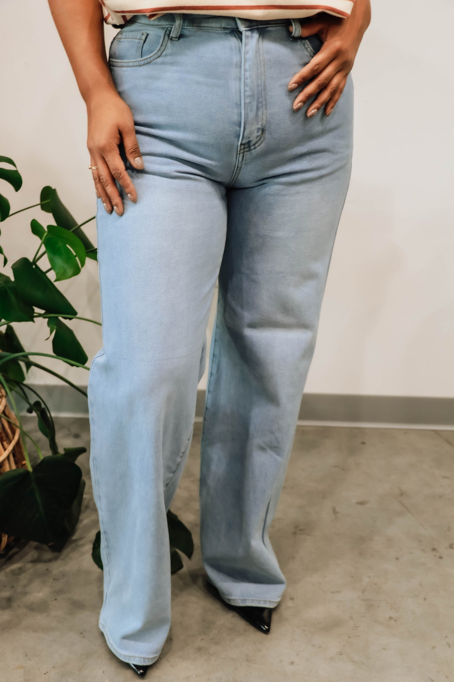 High-Rise Essential Wide Leg Jeans: Light Stone